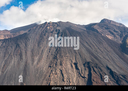 Detailansicht der Krater des Vulkans Stromboli in kontinuierlichen Eruption, Äolische Inseln, Italien Stockfoto