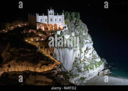 Heiligtum der Santa Maria Island bei Nacht in Tropea, Kalabrien, Italien Stockfoto