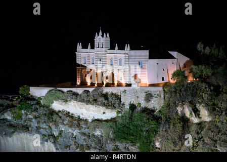 Heiligtum der Santa Maria Island bei Nacht in Tropea, Kalabrien, Italien Stockfoto