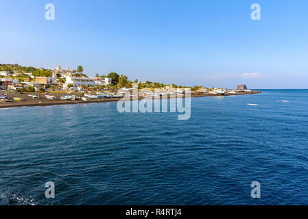 Blick auf die Küste der Insel Stromboli, Äolische Inseln, Italien Stockfoto