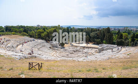 Syrakus, Sizilien, Italien - 23 August 2017: Touristen besuchen die antiken griechischen Theater von Syrakus Stockfoto