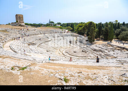 Syrakus, Sizilien, Italien - 23 August 2017: Touristen besuchen die antiken griechischen Theater von Syrakus Stockfoto