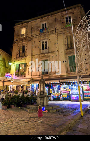 Tropea, Italien - September 06, 2016: die Menschen besuchen beleuchtete Tropea Altstadt im Sommer Nacht Stockfoto