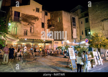 Tropea, Italien - September 06, 2016: die Menschen besuchen beleuchtete Tropea Altstadt im Sommer Nacht Stockfoto