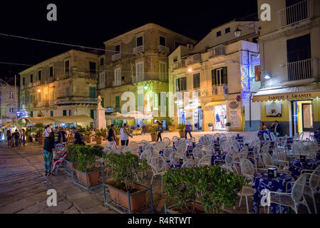 Tropea, Italien - September 06, 2016: die Menschen besuchen beleuchtete Tropea Altstadt im Sommer Nacht Stockfoto