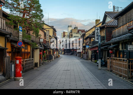 Kyoto, Japan - 19. November 2018: hanamikoji Dori, der Hauptstraße von Gion, einem der exklusivsten und bekanntesten Geisha Bezirken in ganz Japan Stockfoto