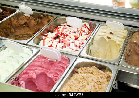 Eis Kühlschrank mit cremig und Obst italienische Eis steel Zähler mit vielen erfrischenden Süße scoopable Aromen. Eis anzeigen. Stockfoto