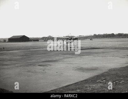 1960, alte kleine Einzelzimmer propellerd Flugzeug auf einer Start- und Landebahn am Flugplatz eine ländliche, England, Großbritannien Stockfoto