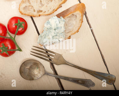 Frisches blau Streichkäse ove Baguette Stockfoto