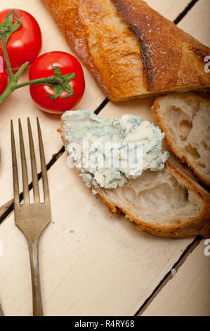 Frisches blau Streichkäse ove Baguette Stockfoto