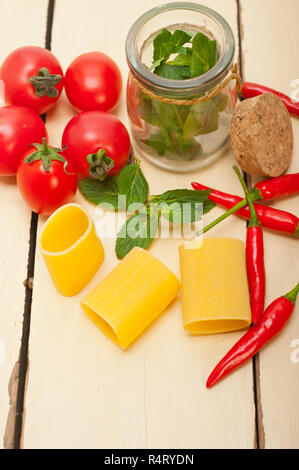 Italienische Pasta Paccheri mit Tomaten und Minze Chili Stockfoto