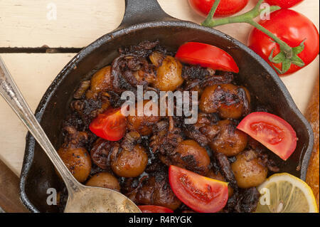 Baby Tintenfisch gebraten auf Iron skillet Stockfoto