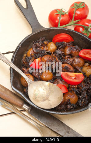 Baby Tintenfisch gebraten auf Iron skillet Stockfoto