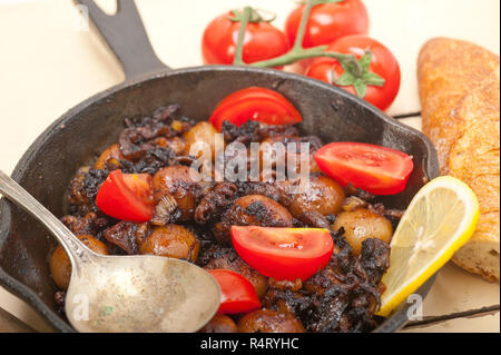 Baby Tintenfisch gebraten auf Iron skillet Stockfoto