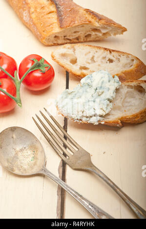 Frisches blau Streichkäse ove Baguette Stockfoto