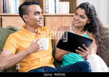 Liebespaar einander betrachtend Stockfoto