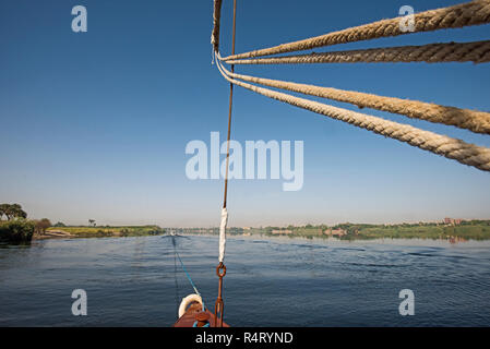 Blick über den großen breiten Fluss Nil in Ägypten durch ländliche Landschaft Landschaft vom Bug des Luxus Kreuzfahrt Boot zum Ufer Stockfoto