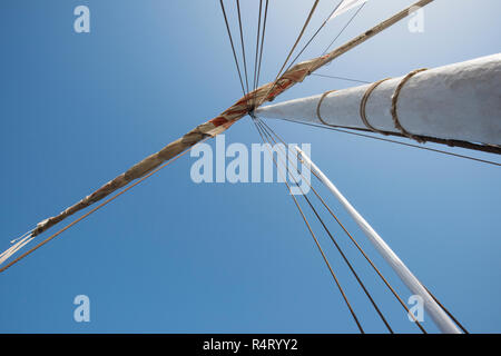 Abstrakte Sicht der hölzernen Segelboot Mast mit Takelage und blauer Himmel Stockfoto