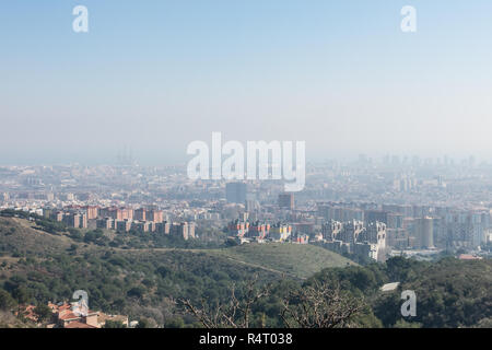 Übersicht der verschmutzten Stadt Barcelona, vom Collserola Gebirge, mit einer Schicht von Smog über Sie. Barcelona, Katalonien, Spanien Stockfoto