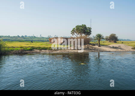 Blick über den großen breiten Fluss Nil in Ägypten durch ländliche Landschaft Landschaft riverbank Stockfoto