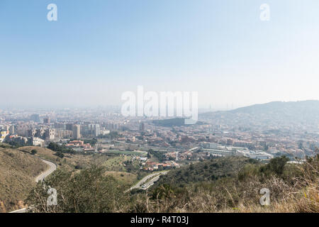 Übersicht der verschmutzten Stadt Barcelona, vom Collserola Gebirge, mit einer Schicht von Smog über Sie. Barcelona, Katalonien, Spanien Stockfoto