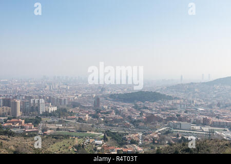 Übersicht der verschmutzten Stadt Barcelona, vom Collserola Gebirge, mit einer Schicht von Smog über Sie. Barcelona, Katalonien, Spanien Stockfoto