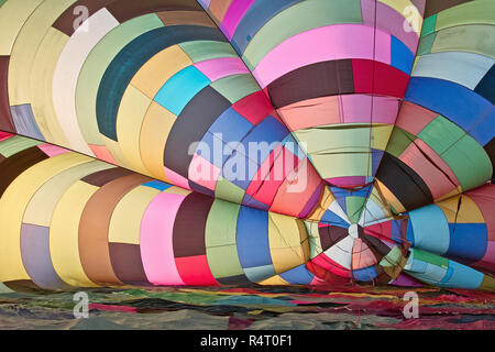 In einem Heißluftballon zu Beginn des Aufpumpen Stockfoto