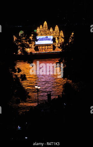 Phnom Penh feiert Bon Om Touk, der Kambodschanischen Water Festival. Eine beleuchtete float wirft seine Reflexion über den Tonle Sap Fluss. © kraig Lieb Stockfoto