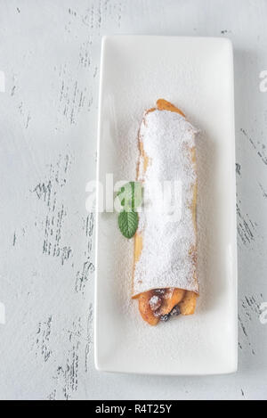 Crepes mit Apfelscheiben Stockfoto