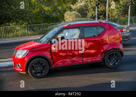 Rote Auto prallte auf der Fahrerseite Stockfoto