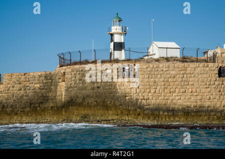 Akko, Israel - 27. Oktober 2018: Von Acre Leuchtturm und das Meer Mauer in der Altstadt von Akko, Israel Stockfoto