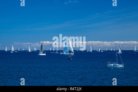 LAS PALMAS, SPANIEN - 25. NOVEMBER: Yachten warten auf das Signal ARC 2018, Atlantic Rally für Cruisers, am 25. November 2018 in Las Palmas starten Stockfoto