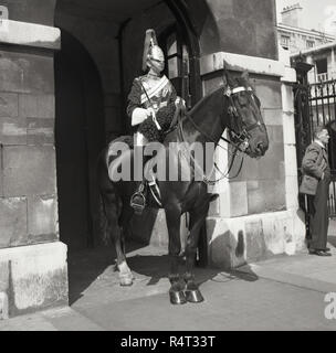 1960, historische, eine montierte Mitglied der Household Cavalry, Queen's Life Guard, außerhalb der Horse Guards, der offizielle Eingang zum St. James und Buckingham Palace seit 1660 stehen. Stockfoto