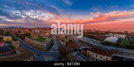 Antenne Panorama der beliebten Reiseziel Stadt am Strand Fano in Italien mit Sonnenuntergang Blau, Rot, Lila Himmel in der Nähe von Rimini, in der Region Marche. Stockfoto