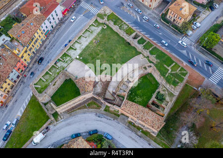 Luftbild der mittelalterlichen Stadtbefestigung von beliebten Reiseziel Stadt am Strand Fano in Italien in der Nähe von Rimini, in der Region Marche. Stockfoto