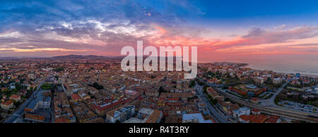 Antenne Panorama der beliebten Reiseziel Stadt am Strand Fano in Italien mit Sonnenuntergang Blau, Rot, Lila Himmel in der Nähe von Rimini, in der Region Marche. Stockfoto