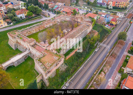 Luftbild der mittelalterlichen Stadtbefestigung von beliebten Reiseziel Stadt am Strand Fano in Italien in der Nähe von Rimini, in der Region Marche. Stockfoto