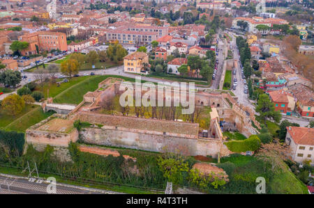 Luftbild der mittelalterlichen Stadtbefestigung von beliebten Reiseziel Stadt am Strand Fano in Italien in der Nähe von Rimini, in der Region Marche. Stockfoto