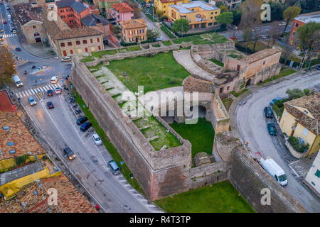 Luftbild der mittelalterlichen Stadtbefestigung von beliebten Reiseziel Stadt am Strand Fano in Italien in der Nähe von Rimini, in der Region Marche. Stockfoto