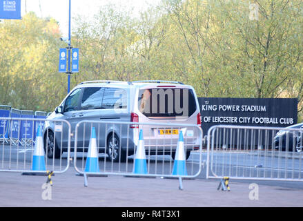 Eine private Ambulanz entfernt die Bergung der Opfer von außerhalb des Leicester City King Power Stadion am Tag nach der Hubschrauber der Leicester City Inhaber in einem Parkplatz abgestürzt, wie es das Stadion nach links ein Premier League Spiel; eine Quelle in der Nähe der Familie sagt Vichai Srivaddhanaprabha wurde in den Hubschrauber wenn es unten kam. Mit: Atmosphäre, wo: Leicester, Leicestershire, Großbritannien Wann: 28 Oktober 2018 Quelle: WENN.com Stockfoto