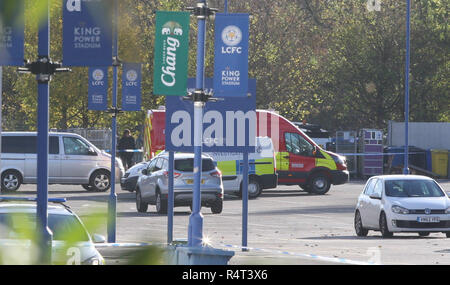 Eine private Ambulanz entfernt die Bergung der Opfer von außerhalb des Leicester City King Power Stadion am Tag nach der Hubschrauber der Leicester City Inhaber in einem Parkplatz abgestürzt, wie es das Stadion nach links ein Premier League Spiel; eine Quelle in der Nähe der Familie sagt Vichai Srivaddhanaprabha wurde in den Hubschrauber wenn es unten kam. Mit: Atmosphäre, wo: Leicester, Leicestershire, Großbritannien Wann: 28 Oktober 2018 Quelle: WENN.com Stockfoto