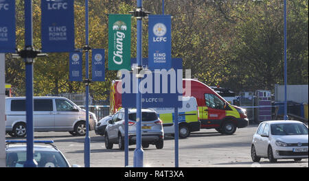 Eine private Ambulanz entfernt die Bergung der Opfer von außerhalb des Leicester City King Power Stadion am Tag nach der Hubschrauber der Leicester City Inhaber in einem Parkplatz abgestürzt, wie es das Stadion nach links ein Premier League Spiel; eine Quelle in der Nähe der Familie sagt Vichai Srivaddhanaprabha wurde in den Hubschrauber wenn es unten kam. Mit: Atmosphäre, wo: Leicester, Leicestershire, Großbritannien Wann: 28 Oktober 2018 Quelle: WENN.com Stockfoto