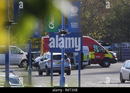 Eine private Ambulanz entfernt die Leichen der Opfer außerhalb des Leicester City King Power Stadion am Tag nach der Leicester City Eigentümer Hubschrauber in einem Parkhaus abgestürzt, wie es das Stadion nach links ein Premier League Spiel; eine Quelle in der Nähe der Familie sagt Vichai Srivaddhanaprabha wurde in den Hubschrauber wenn es unten kam. Mit: Atmosphäre, wo: Leicester, Leicestershire, Großbritannien Wann: 28 Oktober 2018 Quelle: WENN.com Stockfoto