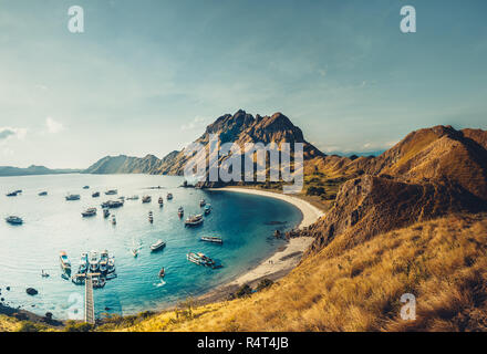 Berge, Meer Bucht mit Booten. Luftaufnahme. Padar. Wundervolle panoramische Überblick Bucht mit den Sandstränden umgeben von den Bergen. Landschaft von Stockfoto