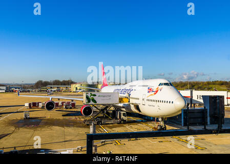 Flughafen Gatwick, London, England. Boeing 747-443 Virgin Atlantic English Rose, Flug nach Havanna, Kuba, boarding Passagiere an einem sonnigen Wintertag. Stockfoto