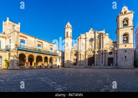 Blick auf den Platz der Kathedrale der Jungfrau Maria in Havanna, Kuba, an einem sonnigen Morgen. Stockfoto