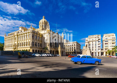 Vintage amerikanische Autos passieren vor der klassischen Architektur der ehemaligen Präsidentenpalast jetzt Museum der Revolution, Havanna, Kuba Stockfoto