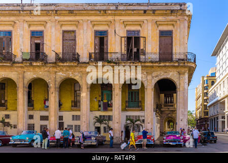 Klassische bunte amerikanische Wagen auf der Straße von Havanna. Diese Autos sind als Taxi für Touristen genutzt und sind typisch für die Kubanische Hauptstadt. Stockfoto