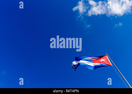 Kubanische Flagge gegen den blauen Himmel. Stockfoto