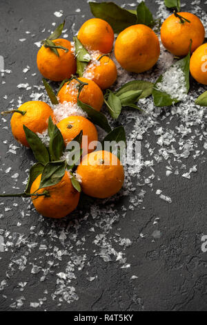 Nahaufnahme Foto von Mandarinen auf schwarz Tabelle Stockfoto